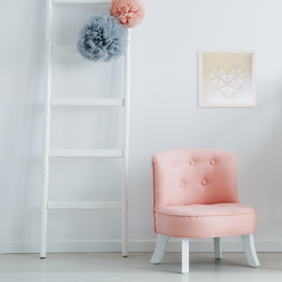 Cadeira rosa clara com botões e escada branca com pompons, moldura com coração