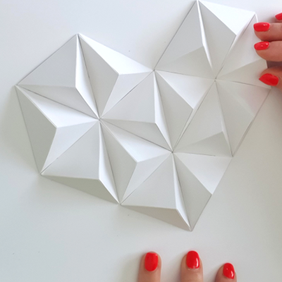 Painel decorativo branco com padrão geométrico e relevo tridimensional