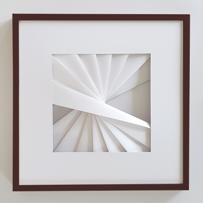 Quadro com moldura castanha e padrão geométrico em papel branco
