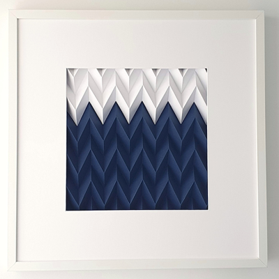 Quadro branco com arte geométrica azul e branca em padrão zigue-zague