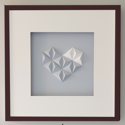 Quadro com relevo em forma de coração de papel branco e moldura castanha
