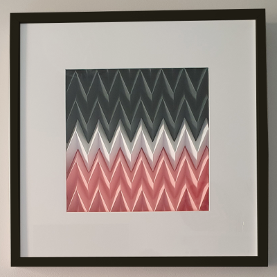 Quadro decorativo com padrão geométrico em ziguezague multicolorido