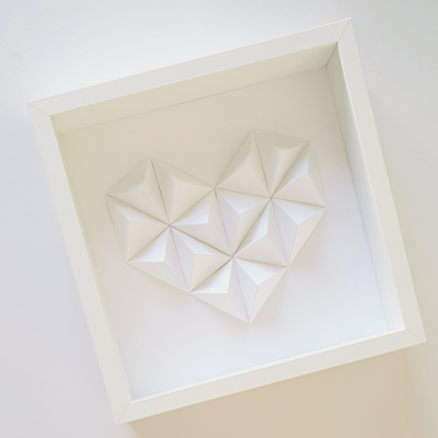 Quadro branco com relevo em forma de coração feito de triângulos brancos tridimensionais