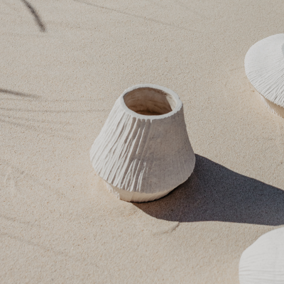 Vaso de cerâmica branco texturizado em areia
