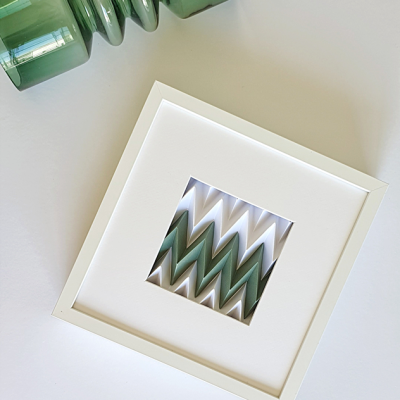 Quadro decorativo branco com padrão geométrico em zig-zag verde e branco