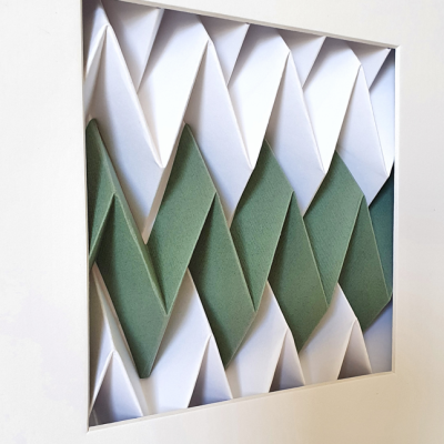 Obra de arte em relevo com padrão geométrico branco e verde em moldura branca