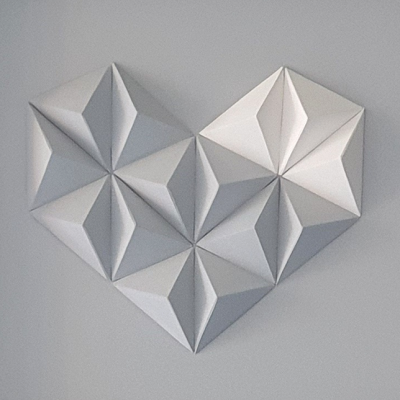 Decoração de parede branca em forma de coração com painéis geométricos