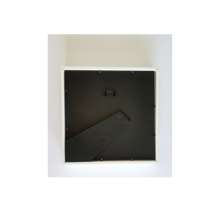 Parte traseira de porta-retratos quadrado preto com moldura branca