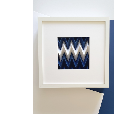 Quadro branco com padrão zig zag azul, branco e cinza