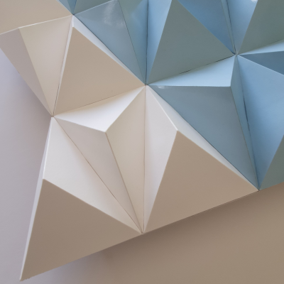 Painel decorativo de parede em padrão geométrico 3D branco e azul claro