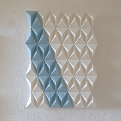 Painel decorativo geométrico azul e branco em relevo na parede
