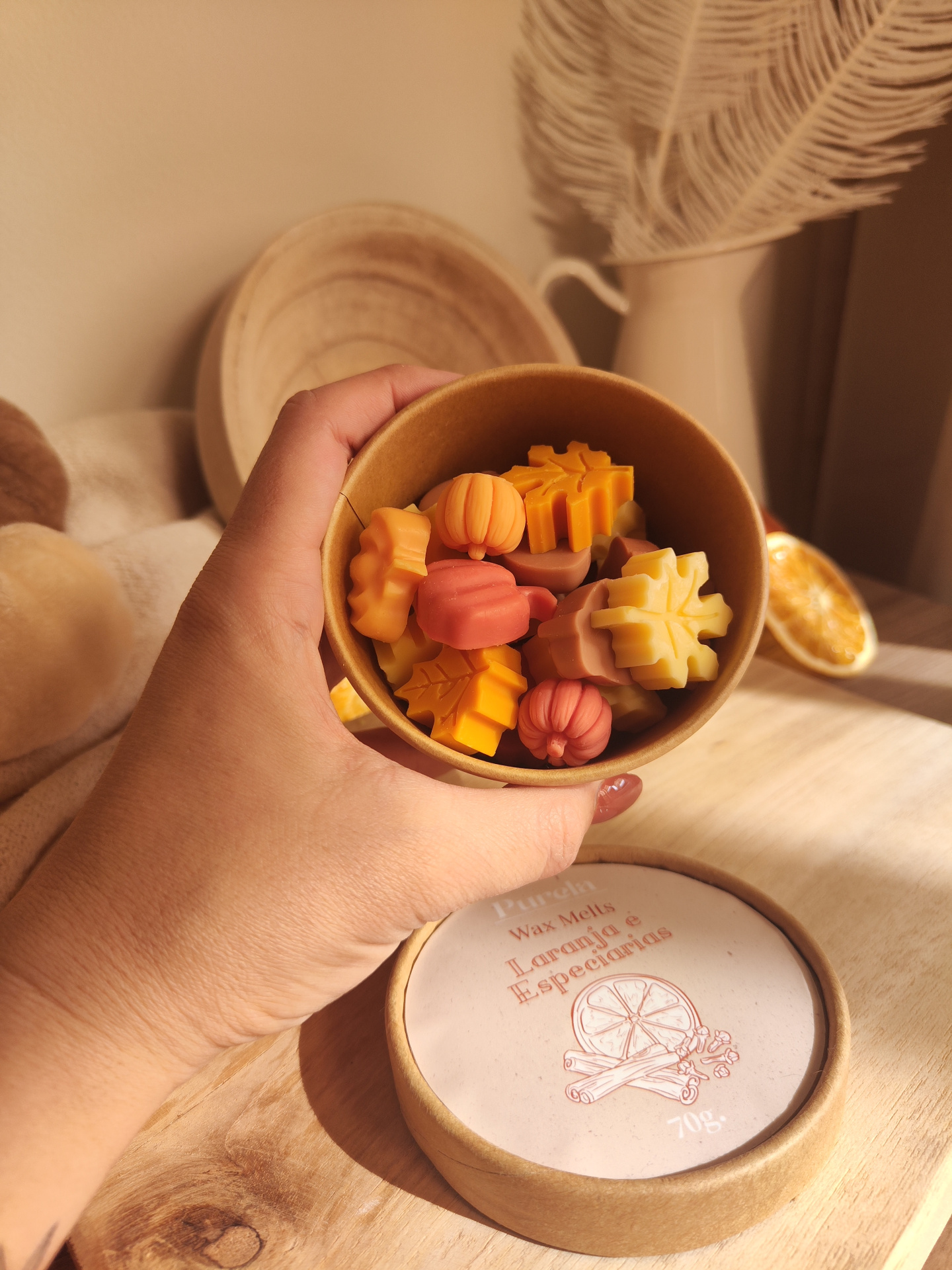 Wax Melt Laranja e Especiarias velas de cera em forma de folhas e abóboras numa taça redonda de papelão