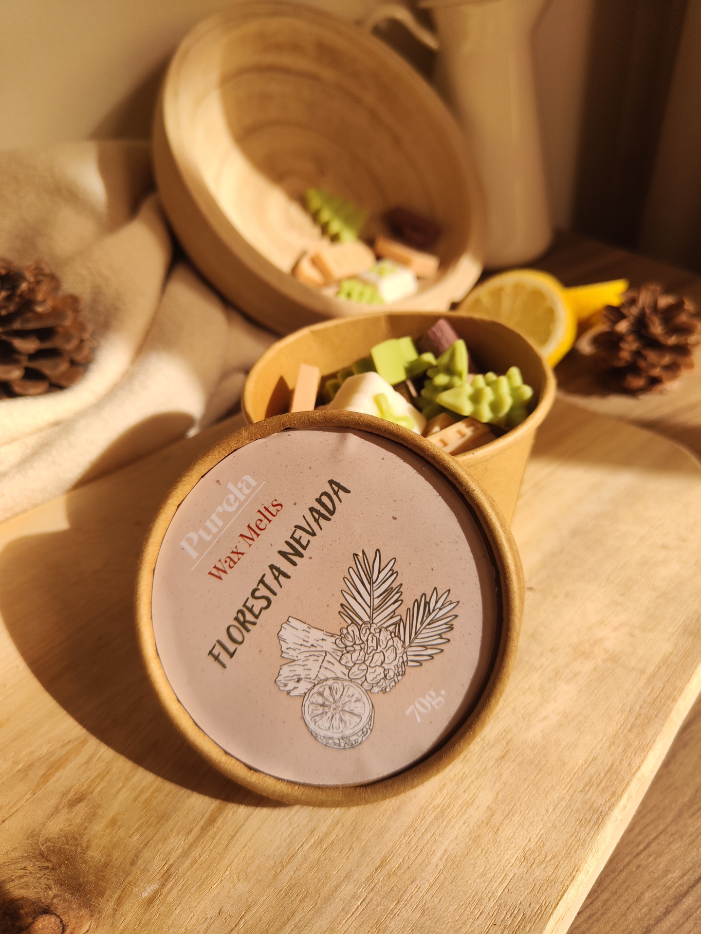 Wax Melt Floresta Nevada Caixa de cera decorativa com pedaços coloridos e tampa com texto em papel castanho