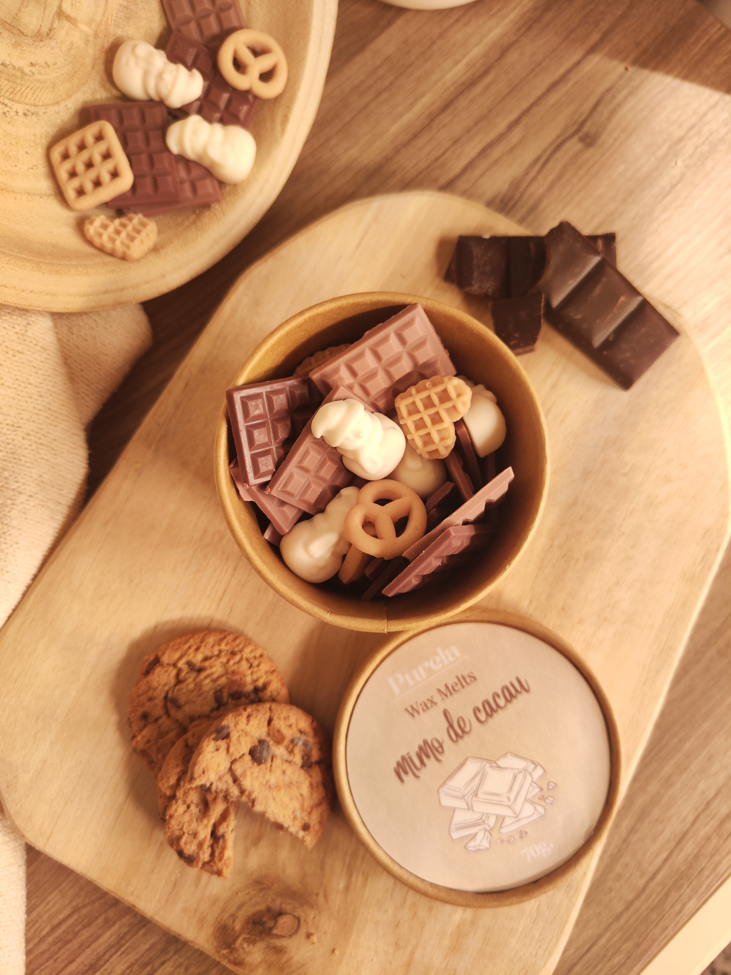 Wax Melt Mimo de Cacau Vela aromática mimo de cacau com cookies e chocolates em cima de tábuas de madeira