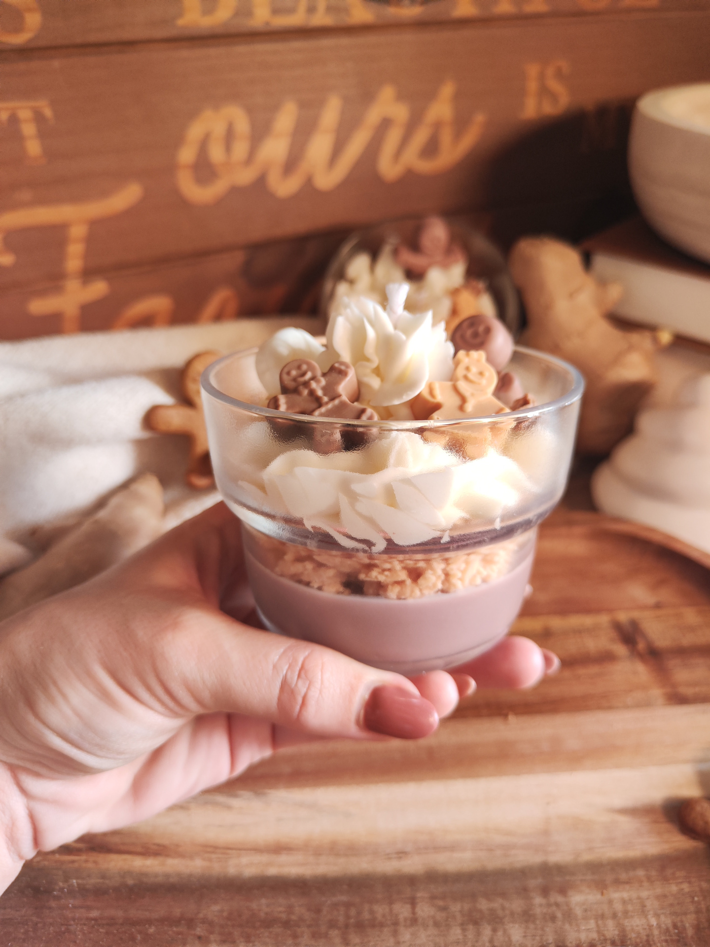 Vela grande Conto de Gengibre vaso de vidro com mousse decorado com bonecos de gengibre em chocolate e flores de cera