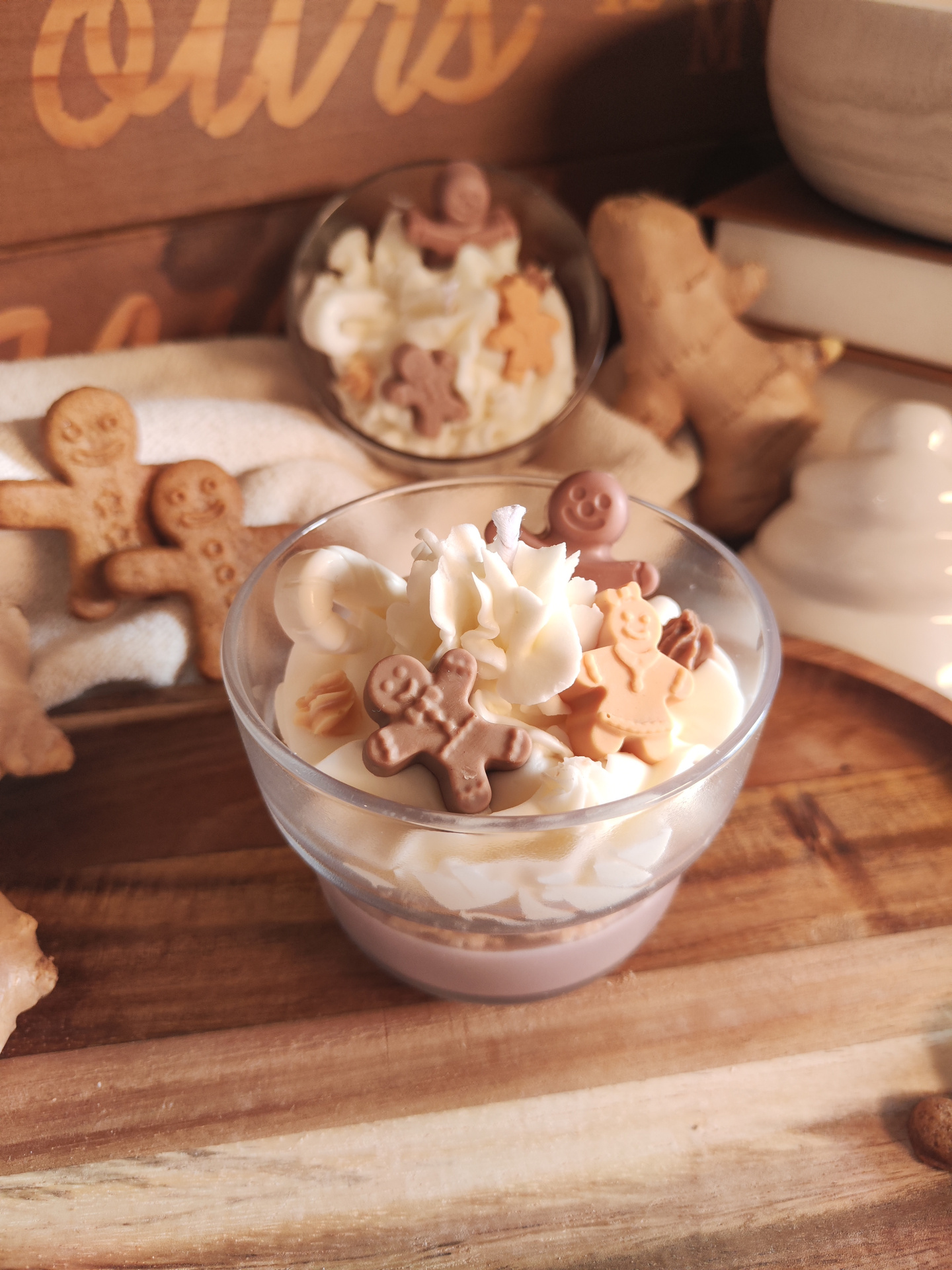 Vela grande Conto de Gengibre Taças com creme e biscoitos em forma de bonecos com gengibre e biscoitos em madeira