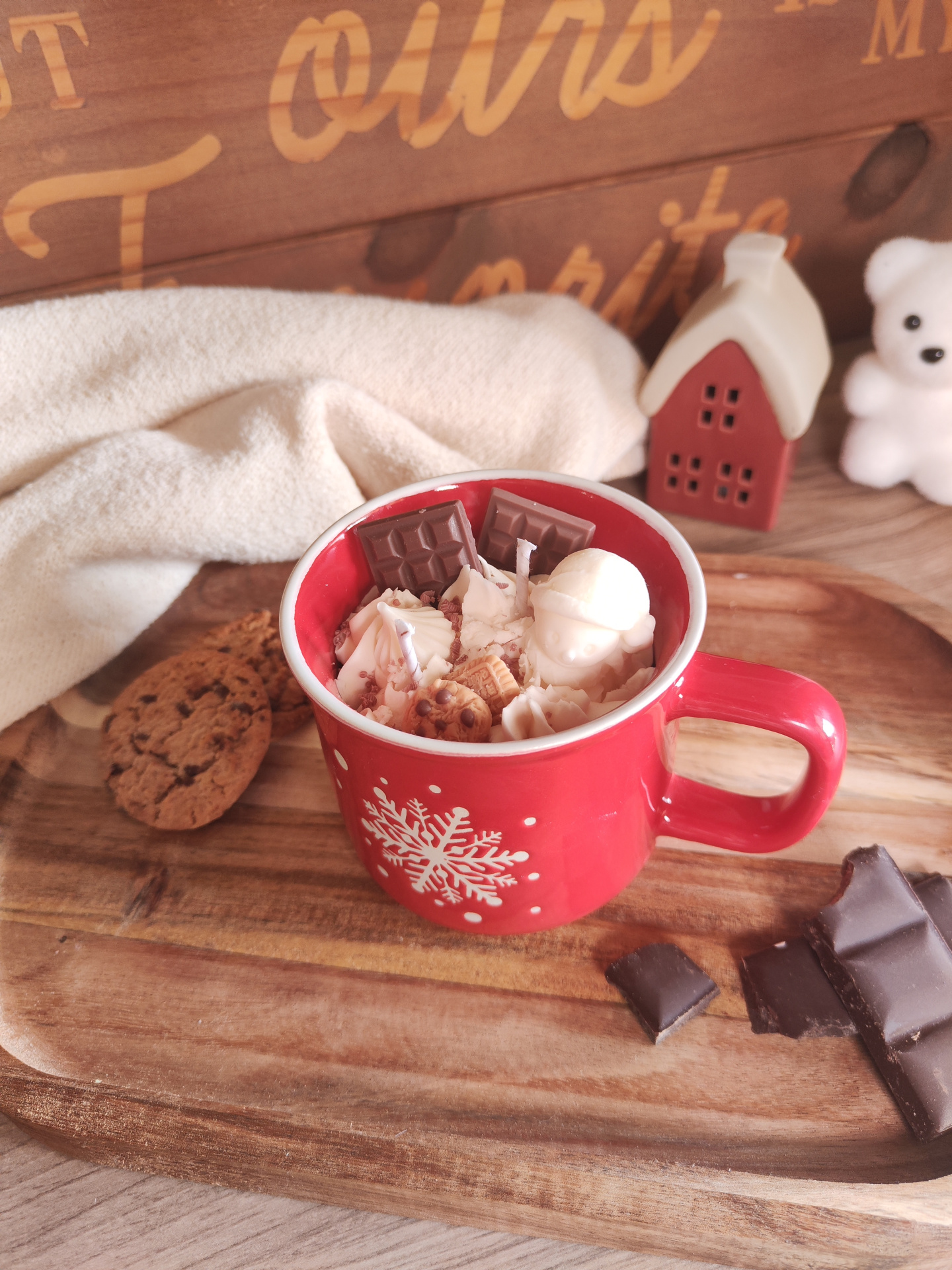Vela Caneca Mimo de Cacau Chávena vermelha com floco de neve com velas decorativas e bolachas em tabuleiro de madeira