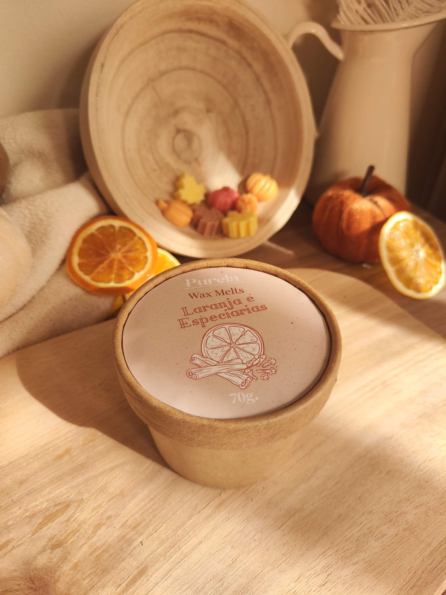 Wax Melt Laranja e Especiarias Embalagem de wax melts Laranja e Especiarias com fatias de laranja seca e abóbora decorativa