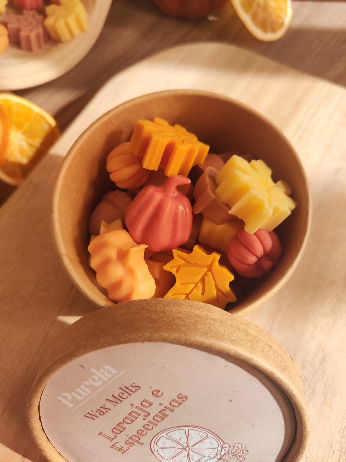 Wax Melt Laranja e Especiarias Caixa de carton com velas de cera em formas de folhas e abóboras coloridas