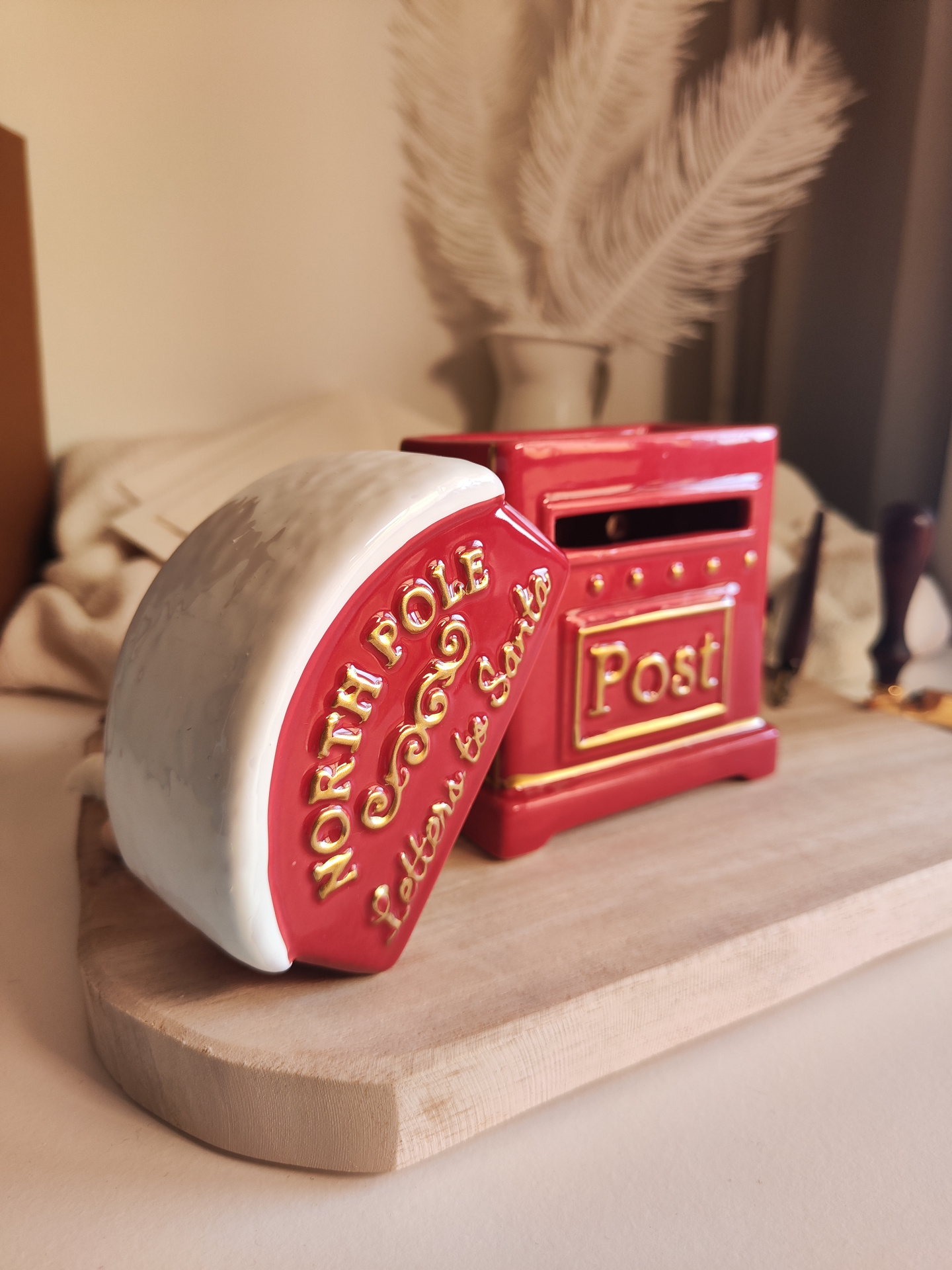 Queimador Cartas ao Pai Natal Caixas decorativas vermelhas e brancas em cerâmica, com textos NORTH POLE Letters to Santa e Post em dourado