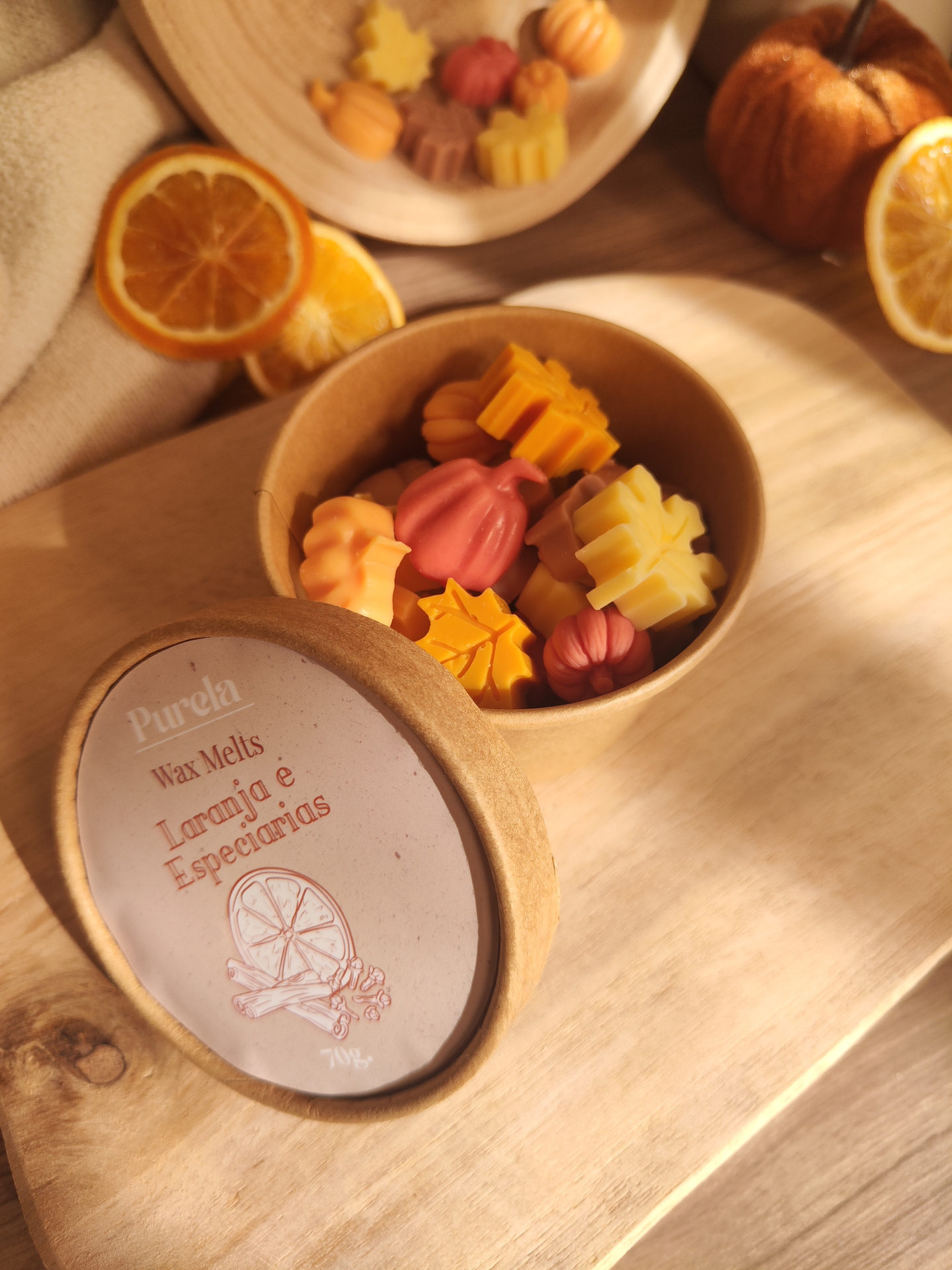 Wax Melt Laranja e Especiarias Cera aromática em forma de folhas e abóboras coloridas em caixa de papel kraft com rótulo e fatias de laranja seca