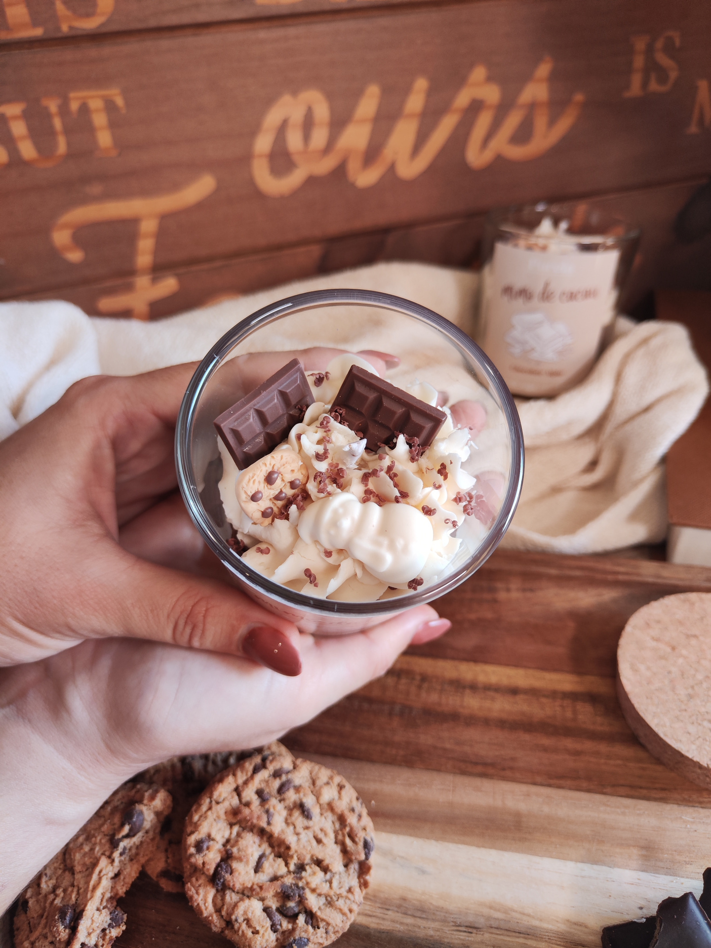 Vela Mimo de Cacau Vela aromática com decoração de chocolate e bolachas em copo de vidro