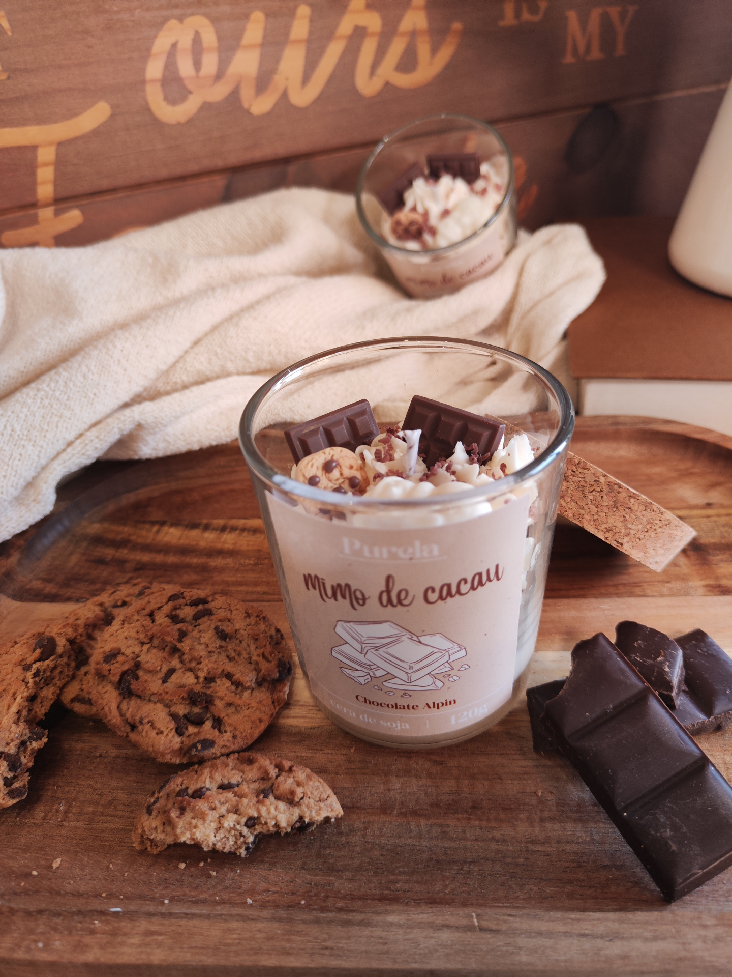 Vela Mimo de Cacau Copo de sobremesa com chantilly e chocolate, bolachas e chocolate em tábua de madeira