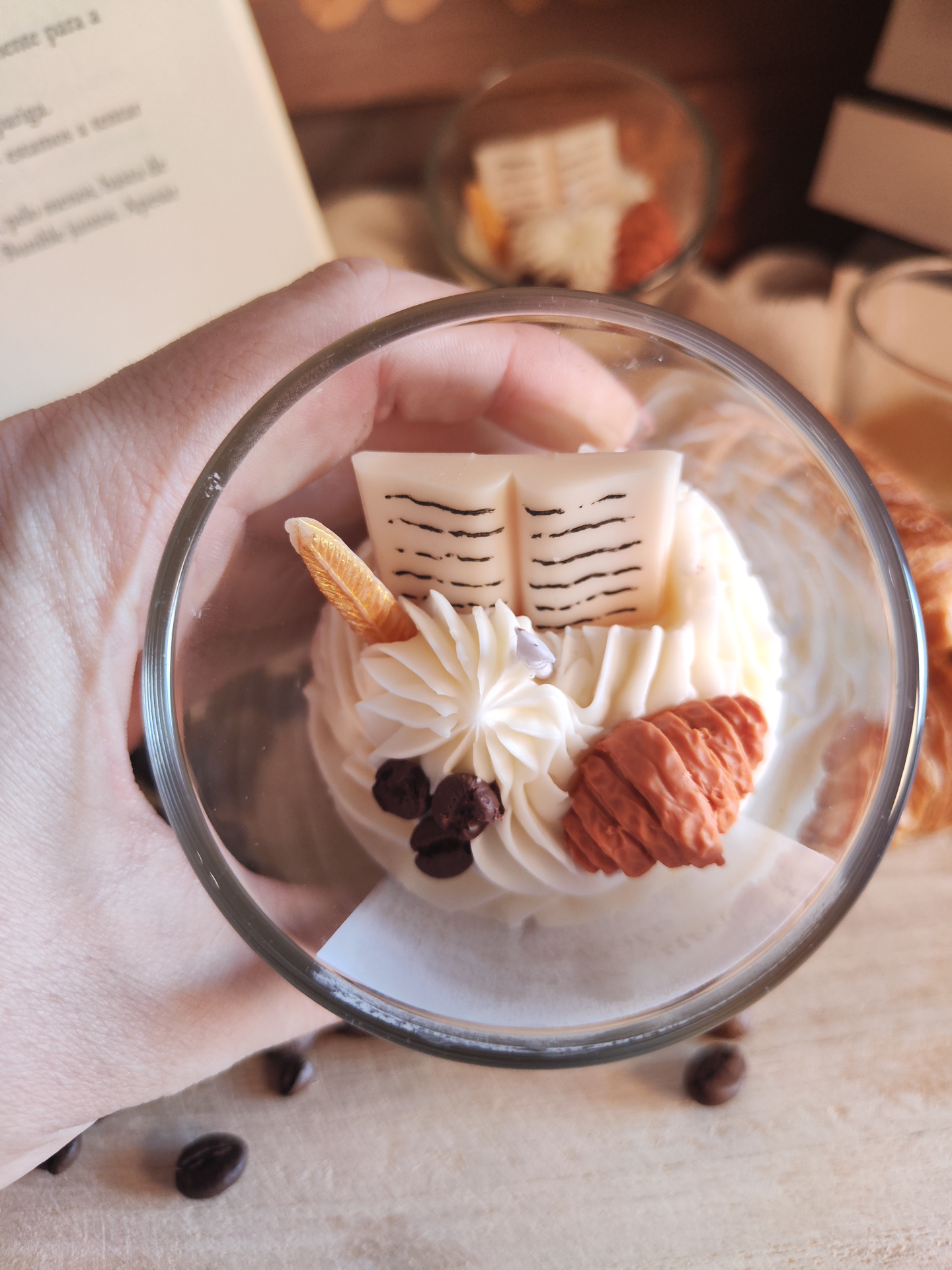 Vela Só mais um Capítulo Sobremesa em taça com chantilly, livro em chocolate branco, cone castanho e gotas de chocolate.