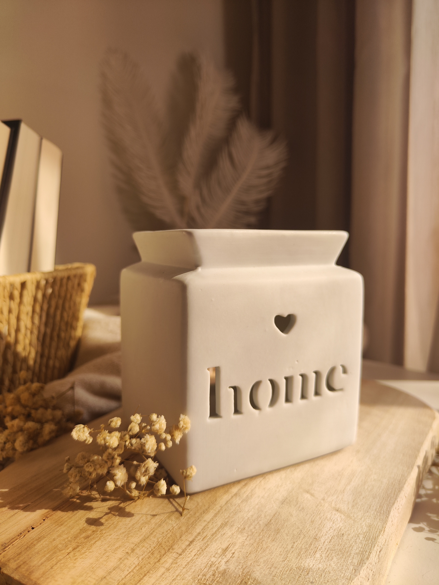 Queimador Casa Frasco decorativo branco de cerâmica com recorte da palavra home e corações