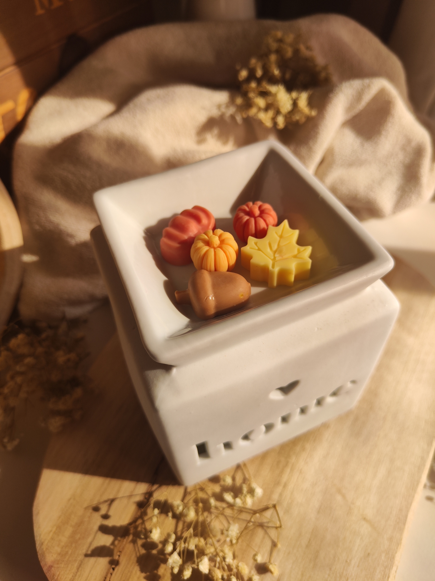 Queimador Casa Difusor branco de cerâmica com velas decorativas coloridas em forma de abóbora e folhas