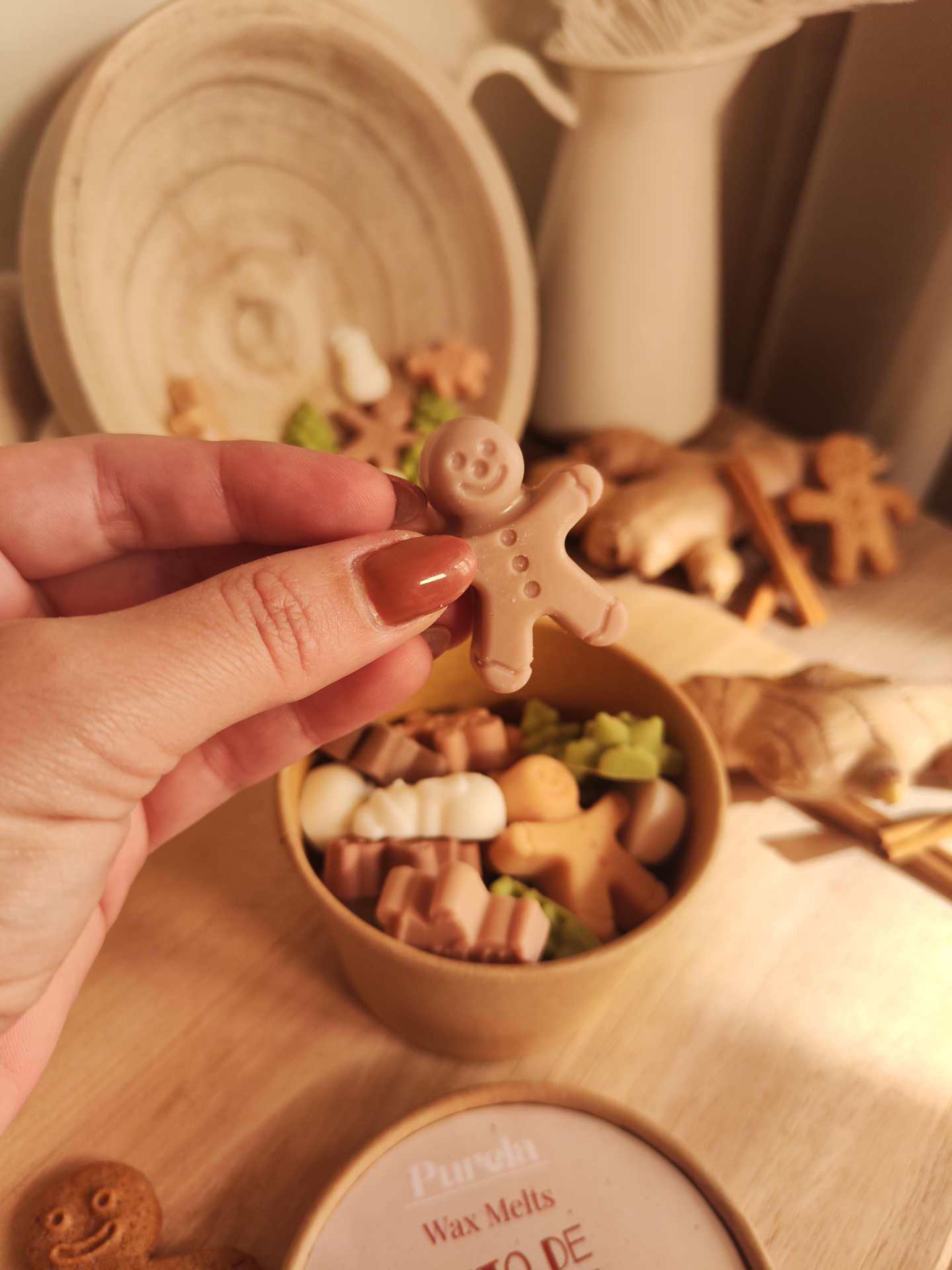 Wax Melt Conto de Gengibre Figura de cheiro em forma de boneco de gengibre castanho e outras figuras coloridas em caixa redonda com rótulo Pureki Wax Melts AMOR DOCE