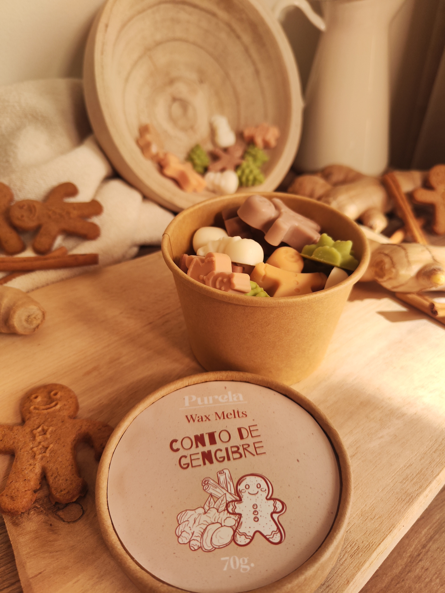 Wax Melt Conto de Gengibre Embalagem de Wax Melts com figuras de bonecos e árvores em cartão natural, com gengibre e canela ao fundo.