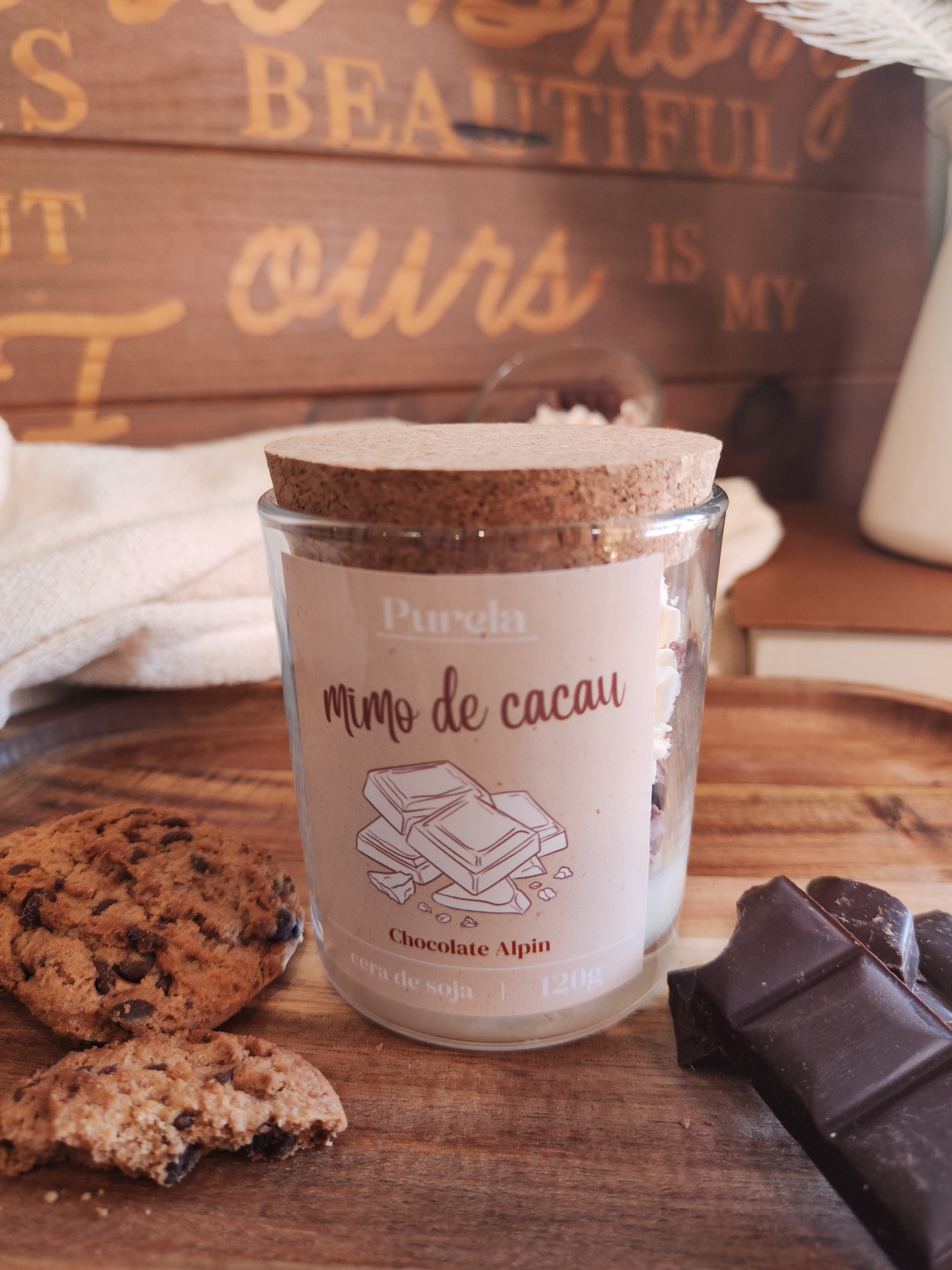 Vela Mimo de Cacau Vela aromática com rótulo mimo de cacau, bolachas e chocolate sobre madeira