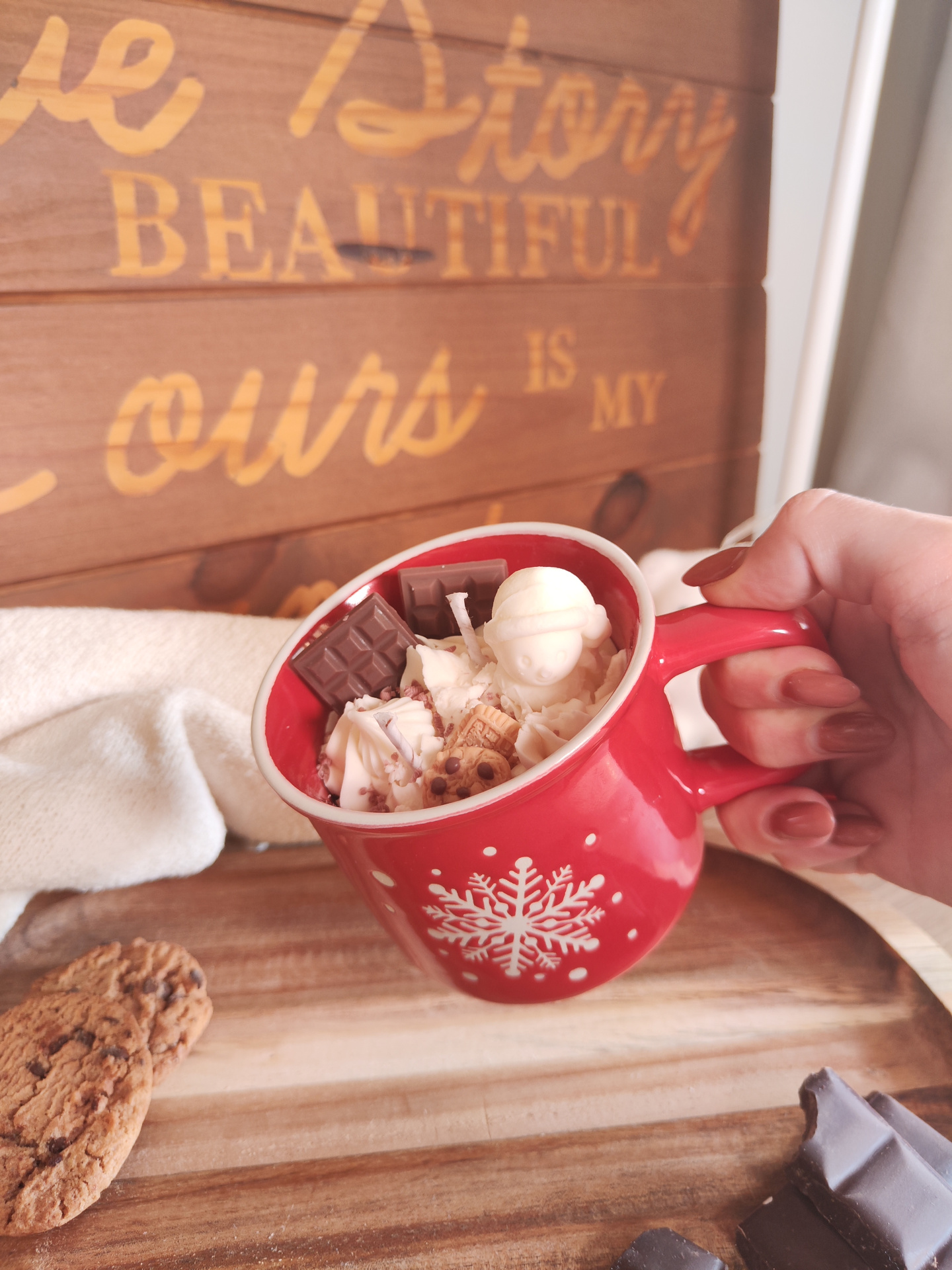 Vela Caneca Mimo de Cacau Caneca vermelha com floco de neve contendo vela decorativa e chocolates