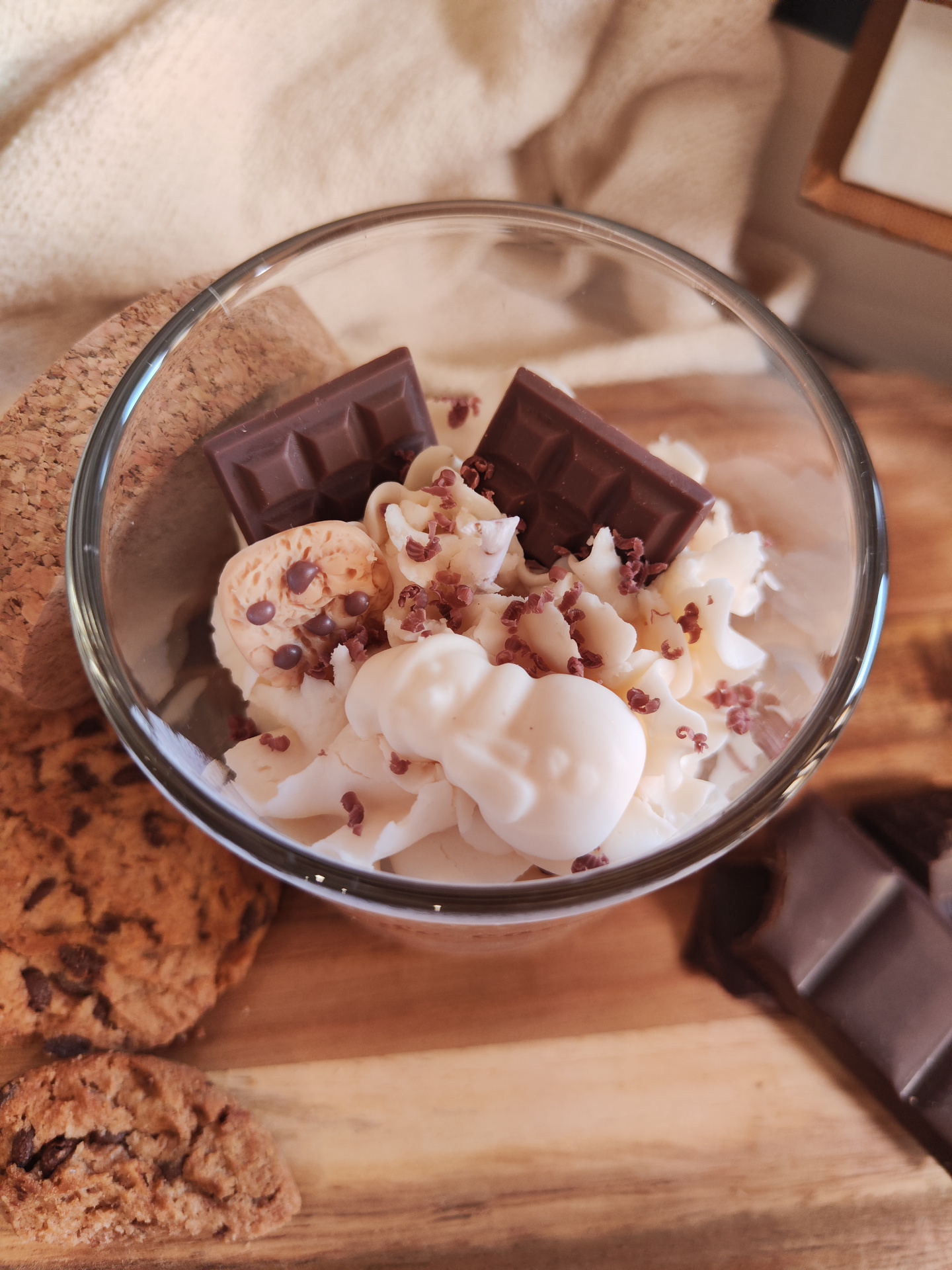 Vela Mimo de Cacau Tigela com chantilly, lascas de chocolate e biscoito com gotas de chocolate