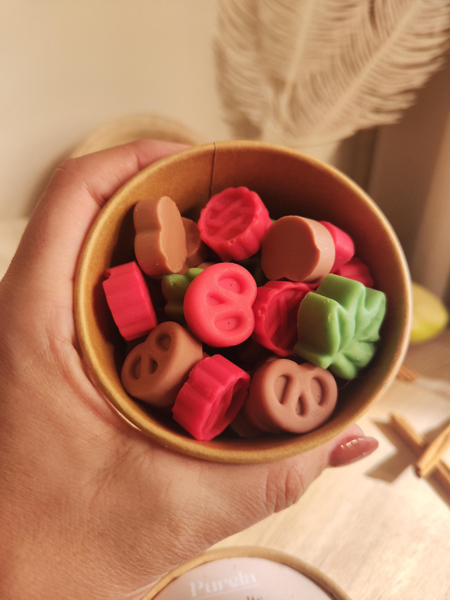 Wax Melt Maçã e Canela Recipiente de papel com pequenos objectos de silicone coloridos