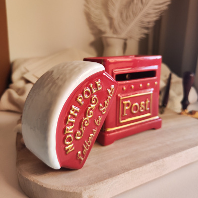 Caixas decorativas vermelhas e brancas em cerâmica, com textos NORTH POLE Letters to Santa e Post em dourado