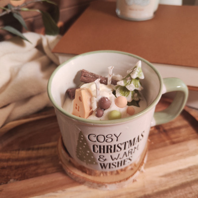 Caneca decorativa com vela e decoração de Natal