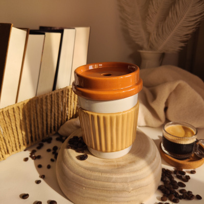 Frasco cerâmico decorativo com suporte de madeira e chávena de café