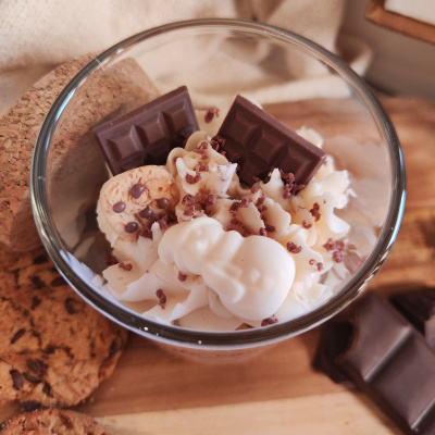Tigela com chantilly, lascas de chocolate e biscoito com gotas de chocolate