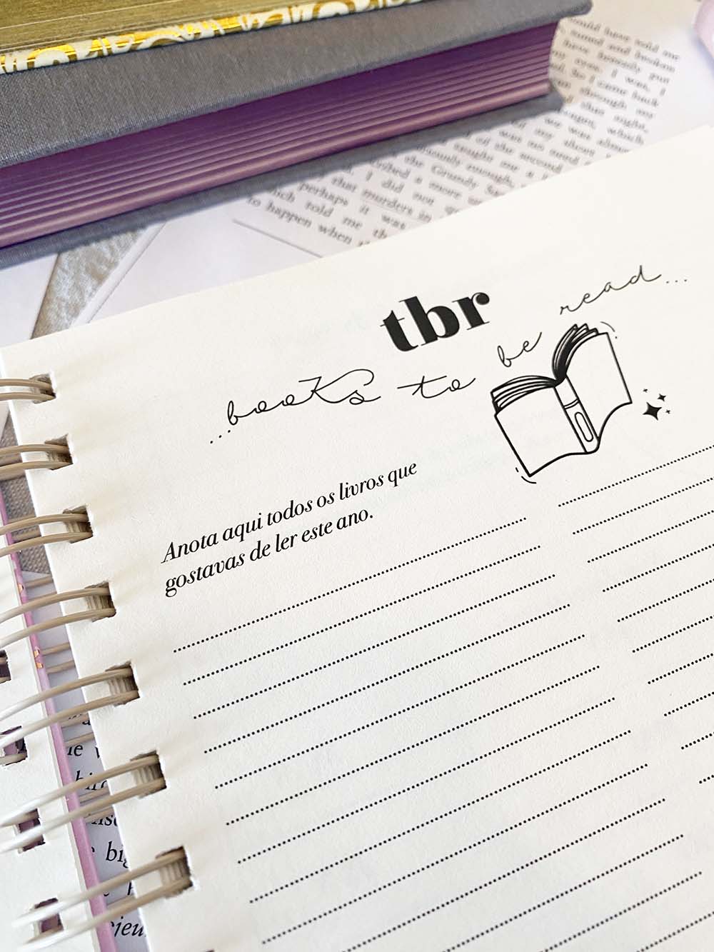 Página de caderno com texto para listar livros a ler e desenho de livro aberto