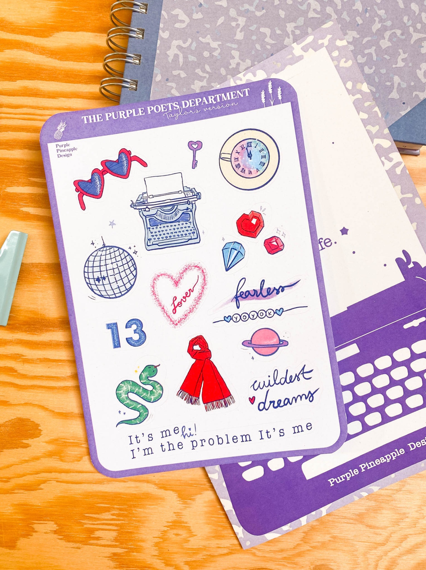 Cartão decorativo com desenhos coloridos e texto inspirador sobre mesa de madeira