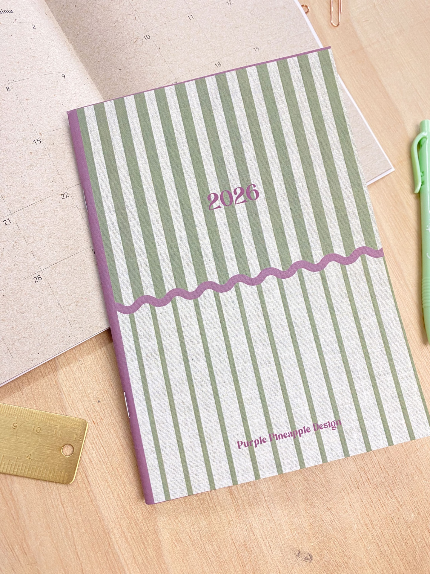 Agenda 2026 com capa listrada verde e branca e texto Purple Pineapple Design
