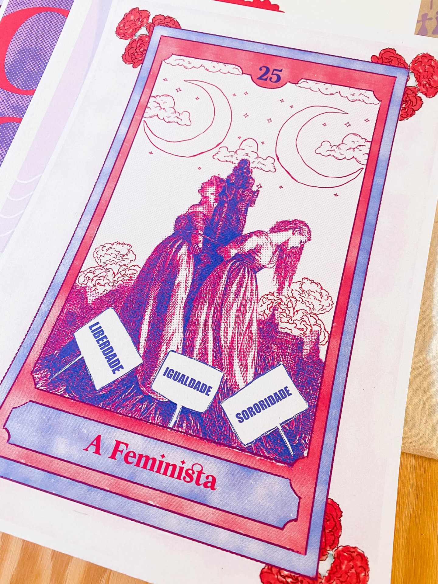 Cartão ilustrado com figuras femininas e texto relacionado ao feminismo.