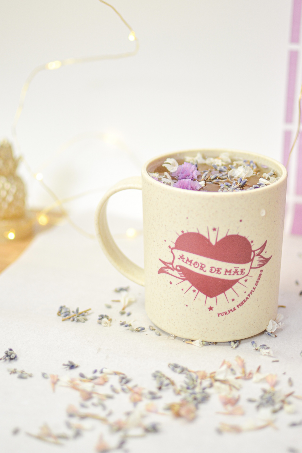 Caneca bege com coração cor-de-rosa e texto Amor de Mãe