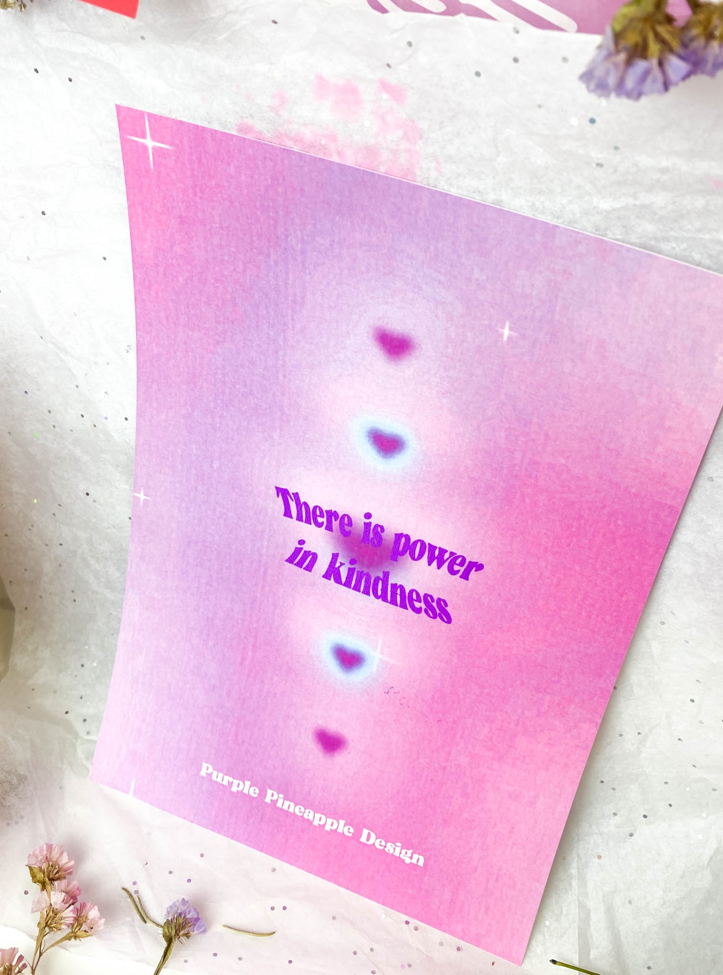 Folheto roxo e rosa com corações e texto 