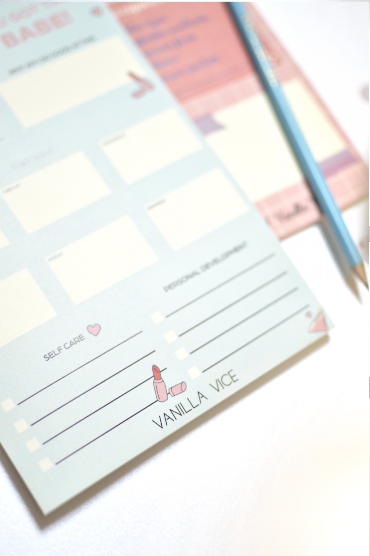 Bloco de notas com design feminino e lápis