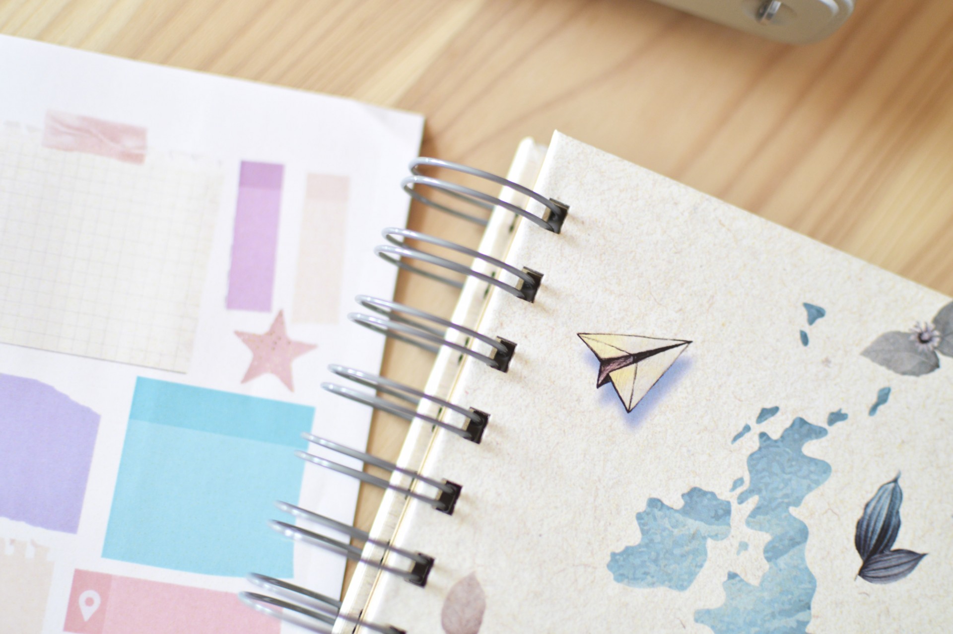 Caderno de argolas e autocolantes coloridos em madeira