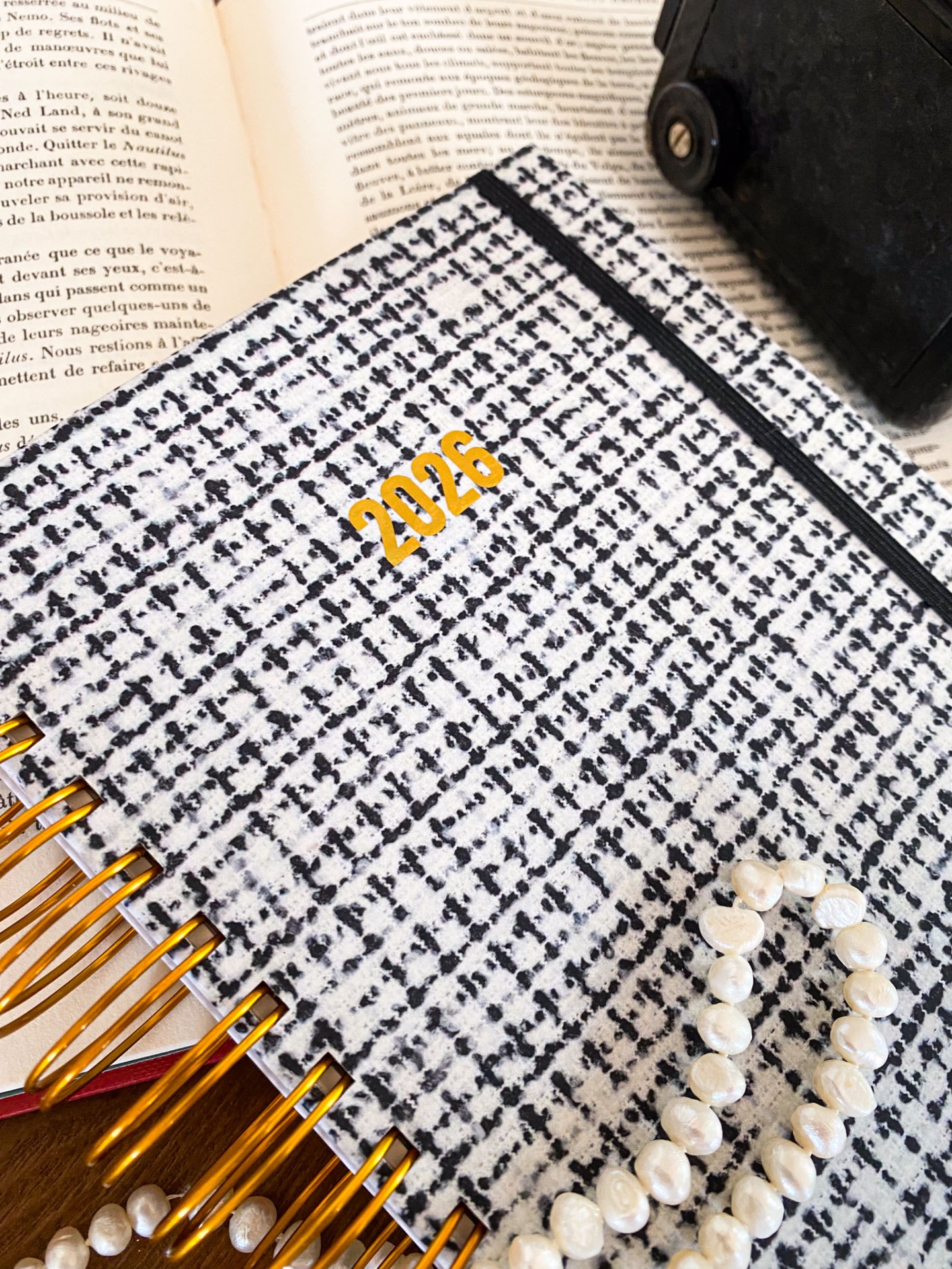 Agenda anual 2026 com padrão preto e branco e espiral dourada