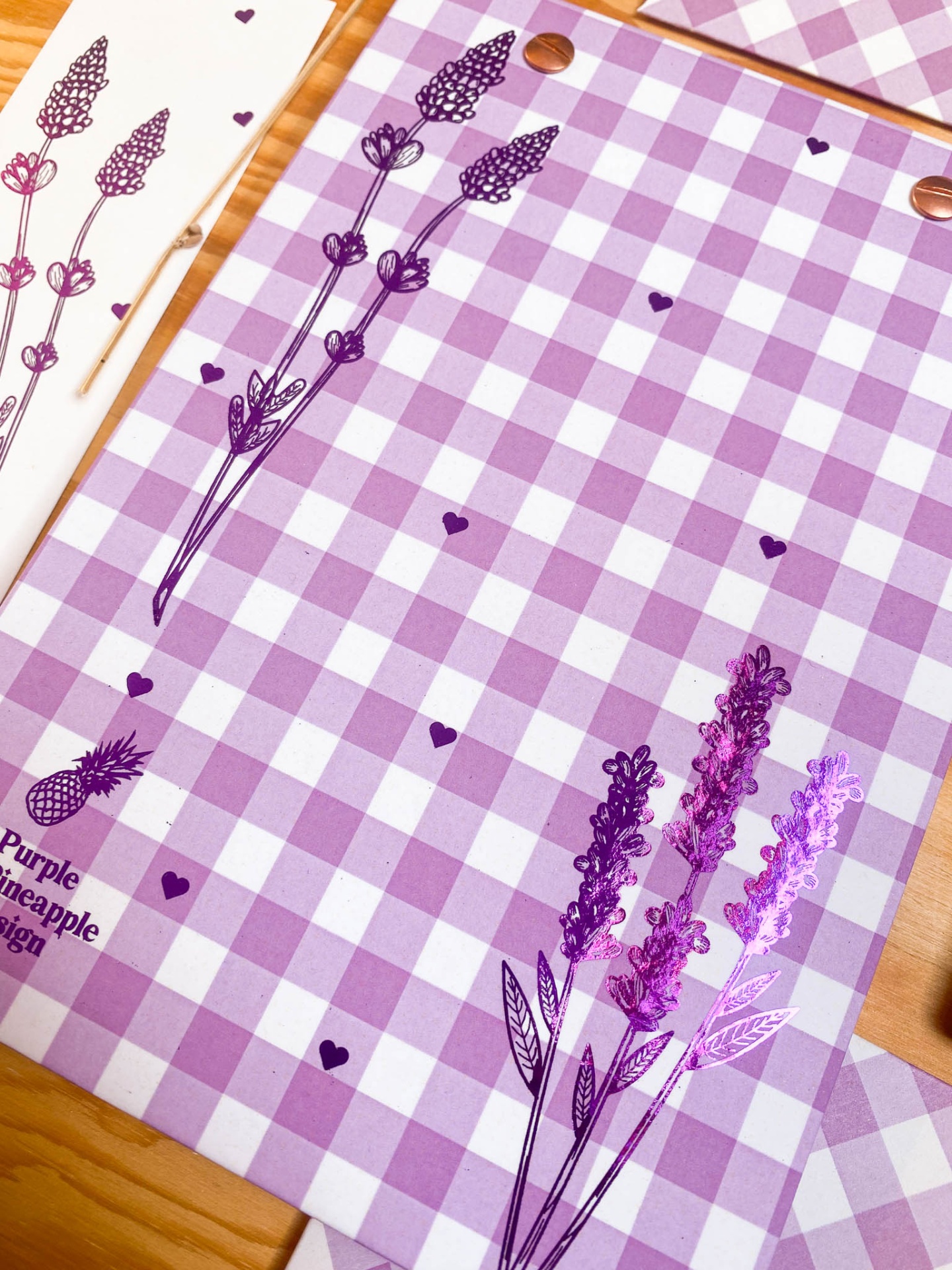 Pano de cozinha lilás e branco com desenhos de lavanda e corações